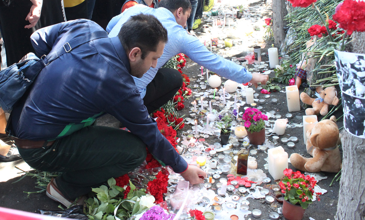 Гвоздики, свечи, игрушки, молитвы…- в Баку чтят память погибших во время пожара (ФОТО)