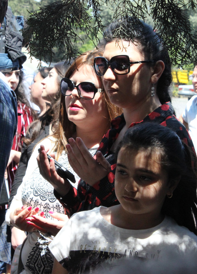 Гвоздики, свечи, игрушки, молитвы…- в Баку чтят память погибших во время пожара (ФОТО)