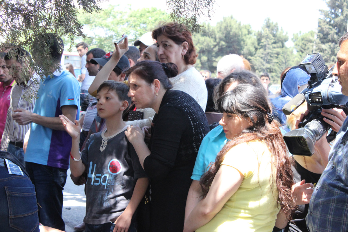 Гвоздики, свечи, игрушки, молитвы…- в Баку чтят память погибших во время пожара (ФОТО)