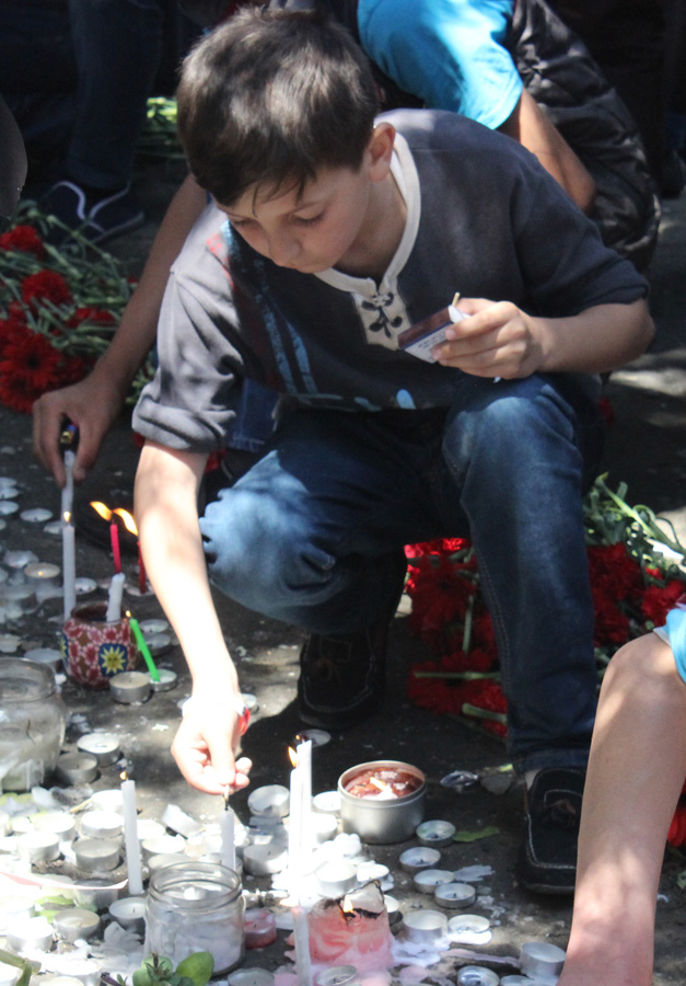 Гвоздики, свечи, игрушки, молитвы…- в Баку чтят память погибших во время пожара (ФОТО)