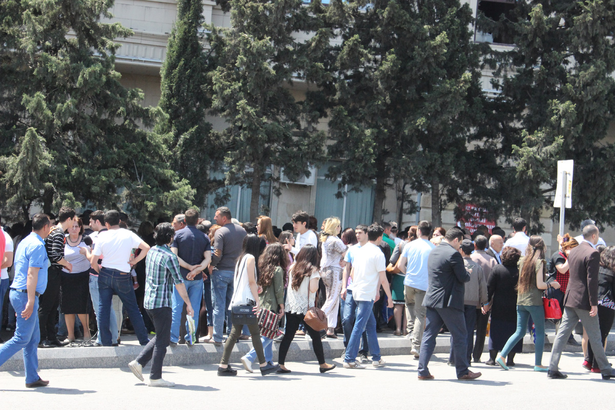 Гвоздики, свечи, игрушки, молитвы…- в Баку чтят память погибших во время пожара (ФОТО)