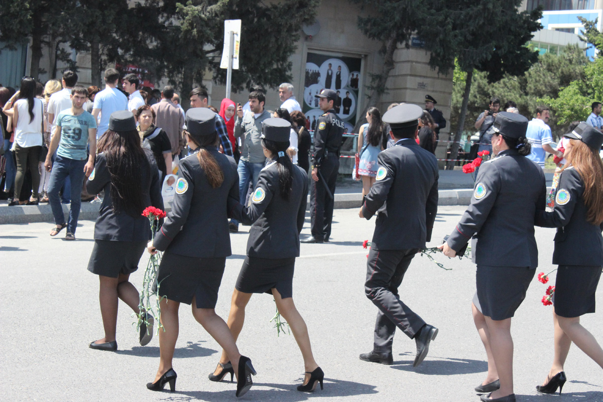 Гвоздики, свечи, игрушки, молитвы…- в Баку чтят память погибших во время пожара (ФОТО)