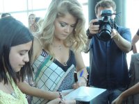 Ведущая программы "Орел и решка. Шопинг" встретилась с бакинскими поклонниками (ФОТО)