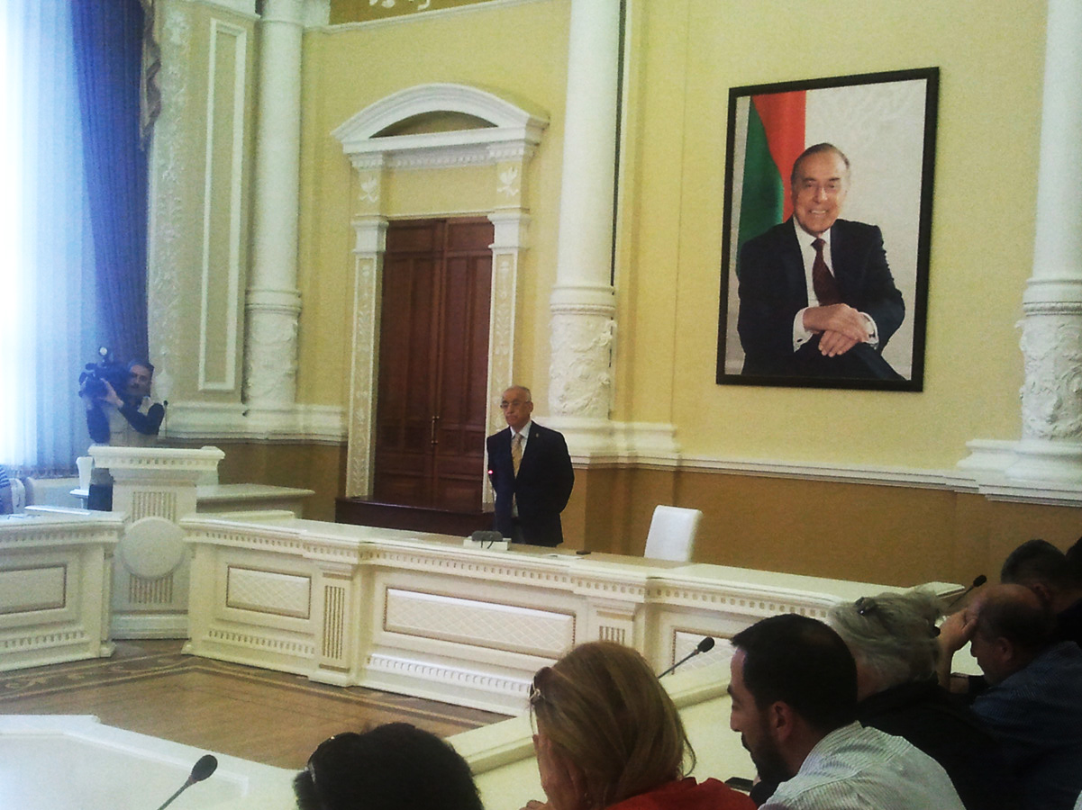 Жильцы горевшего в Баку дома могут получить в банке выделенную государством материальную помощь – ИВ