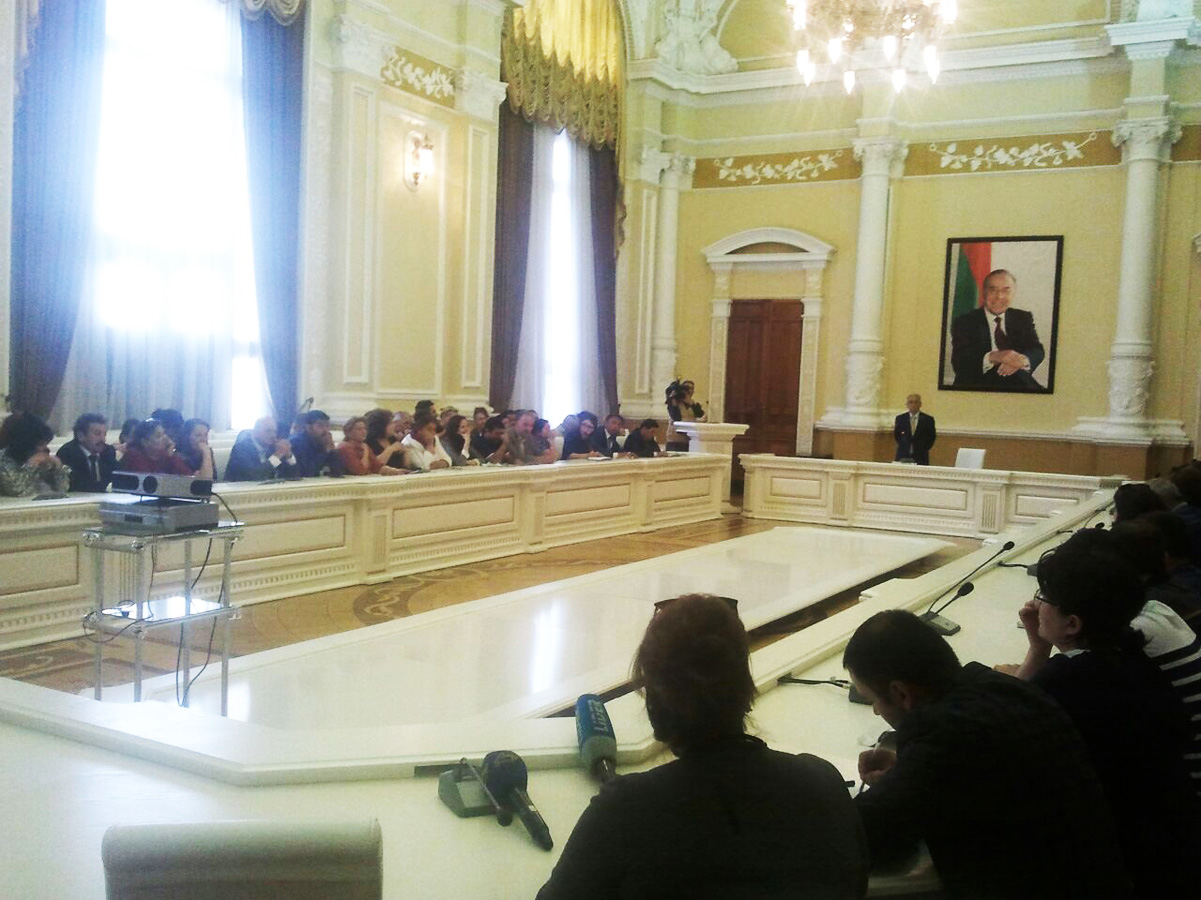 Жильцы горевшего в Баку дома могут получить в банке выделенную государством материальную помощь – ИВ