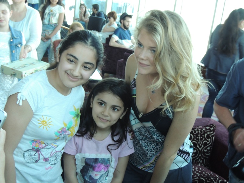 Ведущая программы "Орел и решка. Шопинг" встретилась с бакинскими поклонниками (ФОТО)