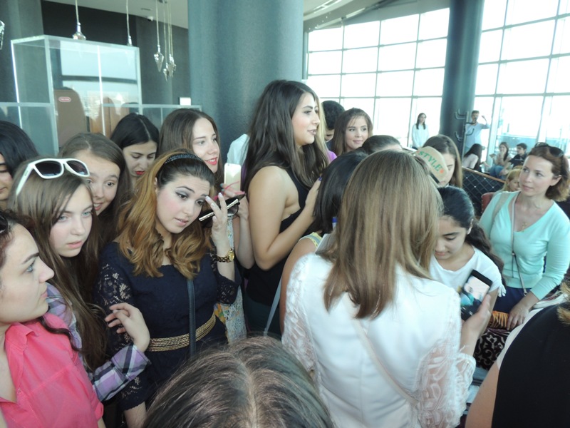 Ведущая программы "Орел и решка. Шопинг" встретилась с бакинскими поклонниками (ФОТО)