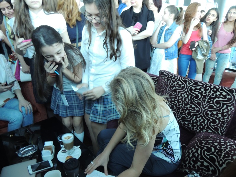 Ведущая программы "Орел и решка. Шопинг" встретилась с бакинскими поклонниками (ФОТО)