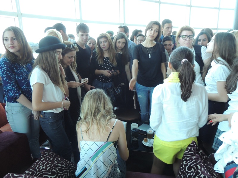 Ведущая программы "Орел и решка. Шопинг" встретилась с бакинскими поклонниками (ФОТО)