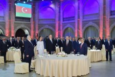 Президент Азербайджана и его супруга приняли участие в официальном приеме по случаю Дня Республики (ФОТО)