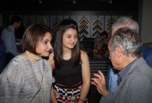 В Баку открылась выставка Марьям Гасановой "Хары бюльбюль – цветок мира и любви" (ФОТО)