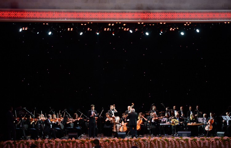 Президент Азербайджана и его супруга приняли участие в официальном приеме по случаю Дня Республики (ФОТО)