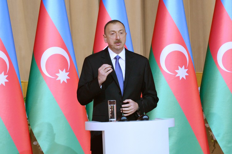 Президент Азербайджана и его супруга приняли участие в официальном приеме по случаю Дня Республики (ФОТО)