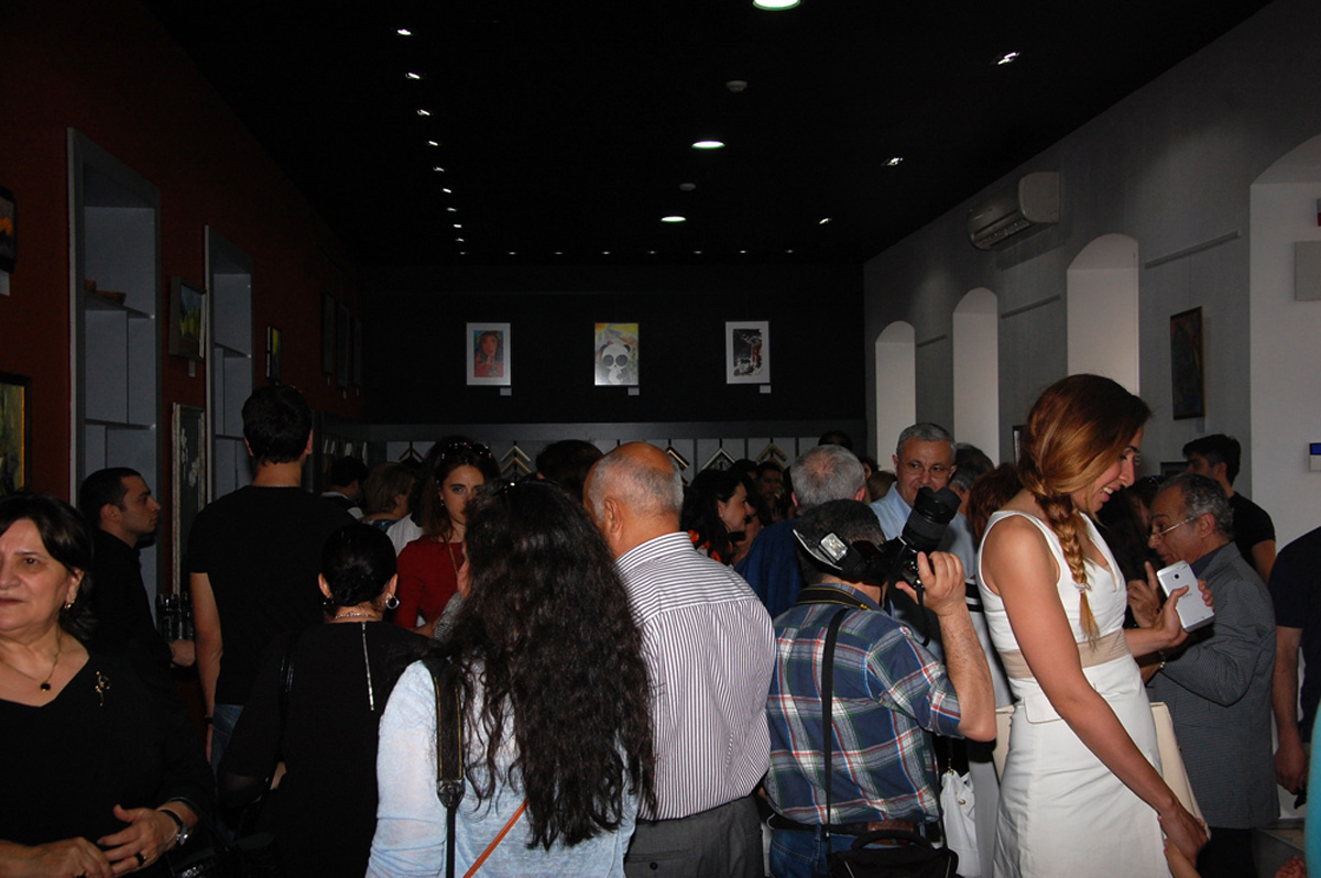 В Баку открылась выставка Марьям Гасановой "Хары бюльбюль – цветок мира и любви" (ФОТО)