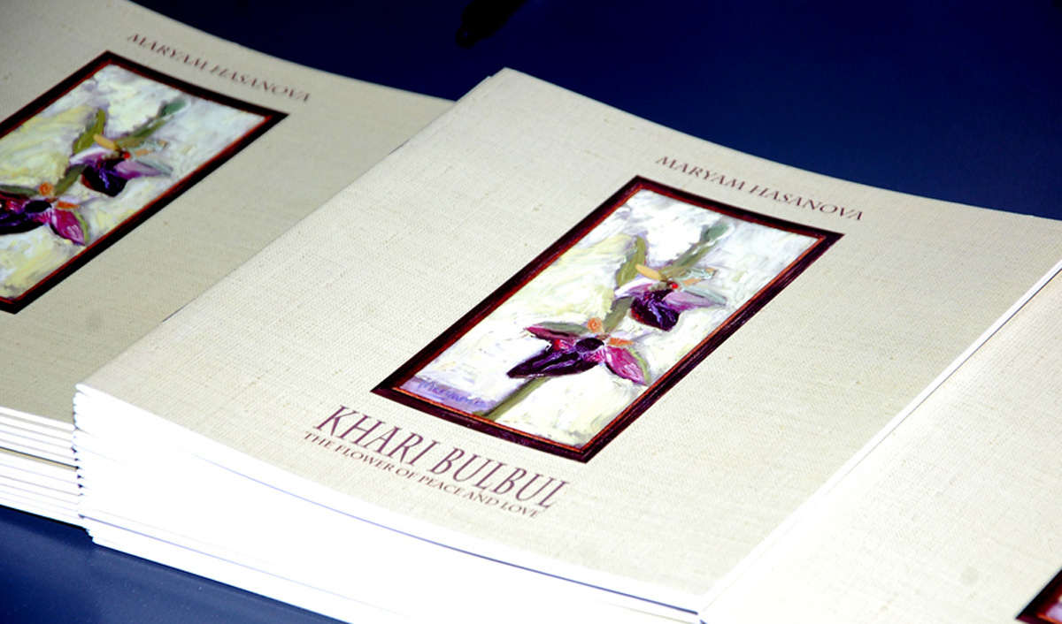 В Баку открылась выставка Марьям Гасановой "Хары бюльбюль – цветок мира и любви" (ФОТО)