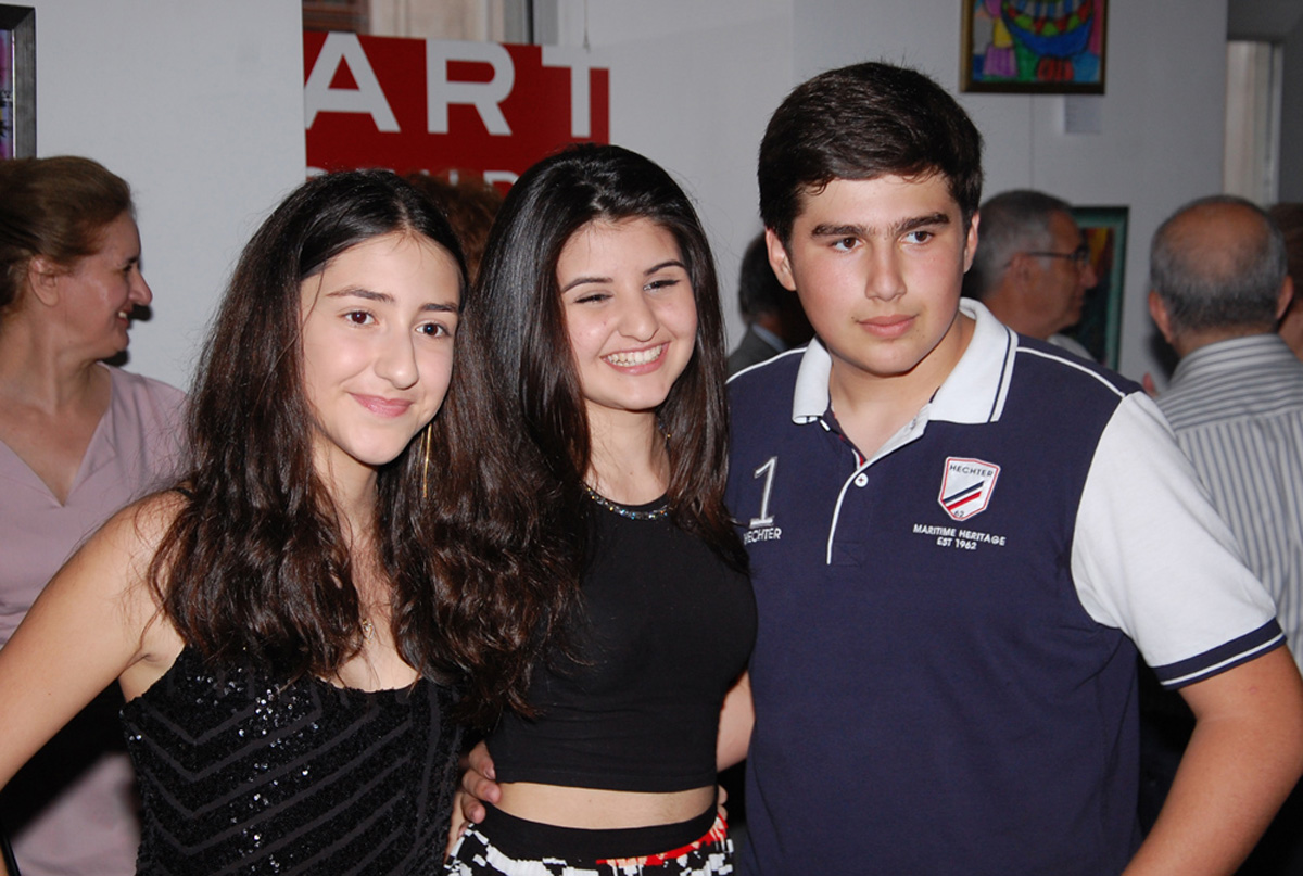 В Баку открылась выставка Марьям Гасановой "Хары бюльбюль – цветок мира и любви" (ФОТО)