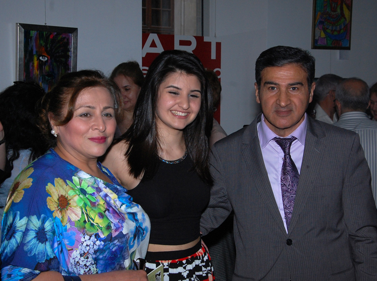 В Баку открылась выставка Марьям Гасановой "Хары бюльбюль – цветок мира и любви" (ФОТО)