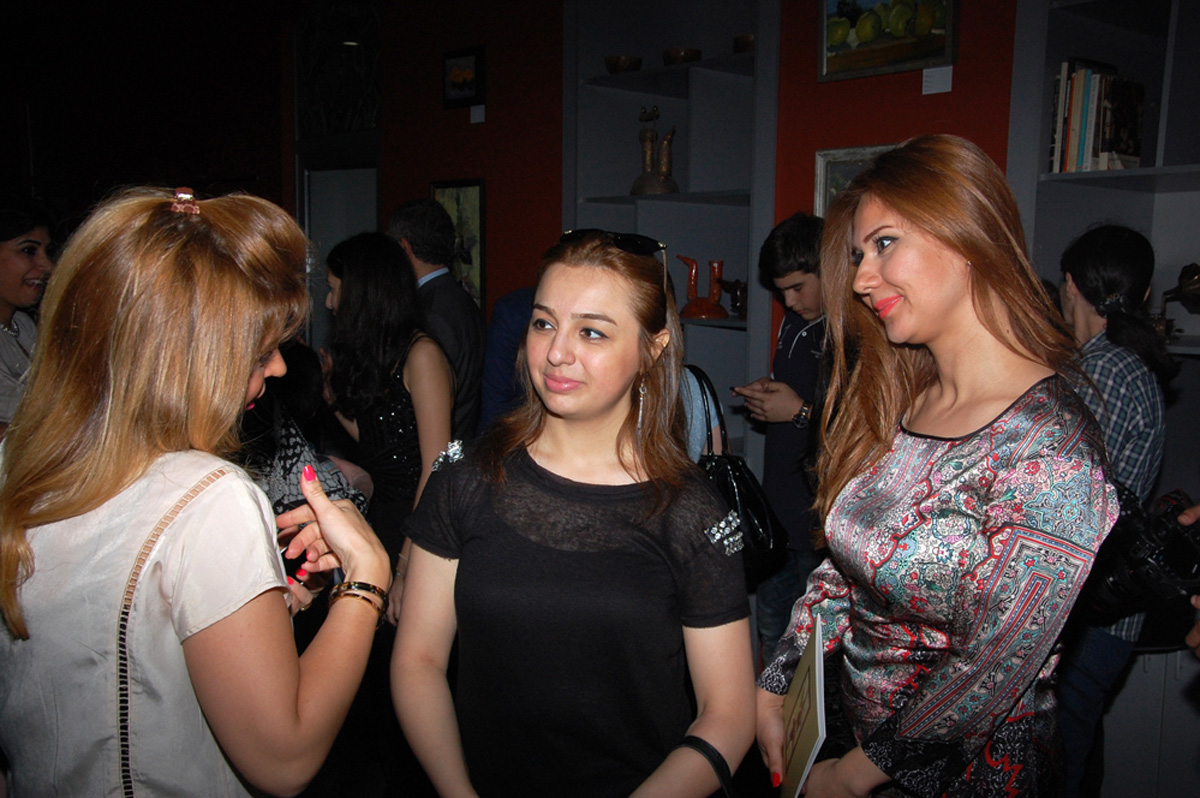 В Баку открылась выставка Марьям Гасановой "Хары бюльбюль – цветок мира и любви" (ФОТО)