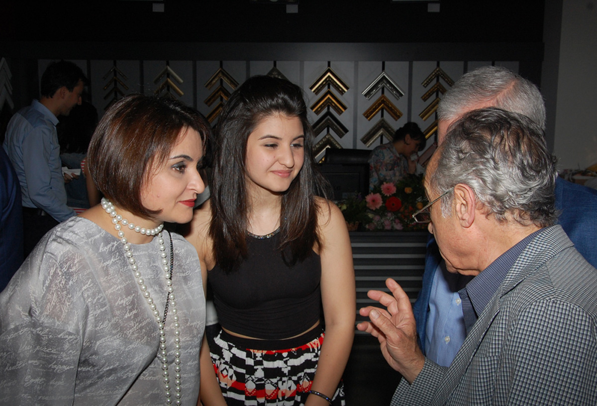 В Баку открылась выставка Марьям Гасановой "Хары бюльбюль – цветок мира и любви" (ФОТО)