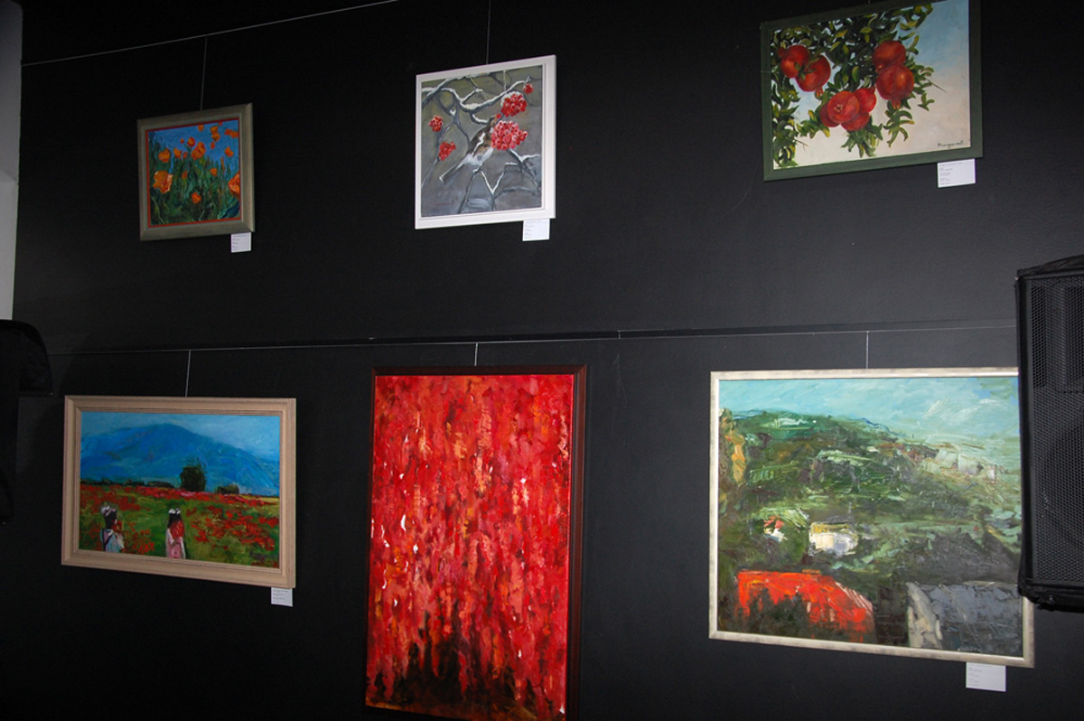 В Баку открылась выставка Марьям Гасановой "Хары бюльбюль – цветок мира и любви" (ФОТО)