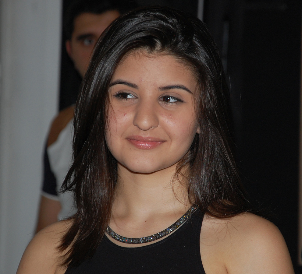 В Баку открылась выставка Марьям Гасановой "Хары бюльбюль – цветок мира и любви" (ФОТО)