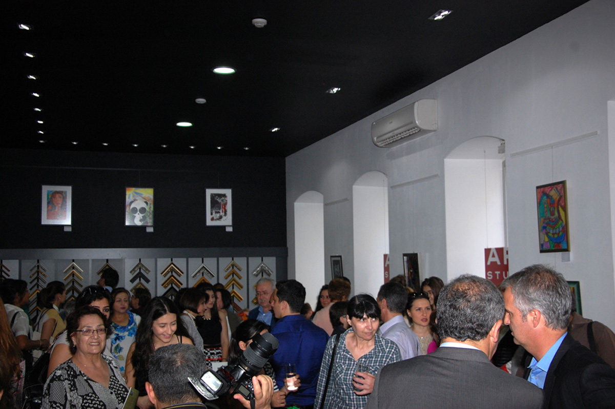 В Баку открылась выставка Марьям Гасановой "Хары бюльбюль – цветок мира и любви" (ФОТО)