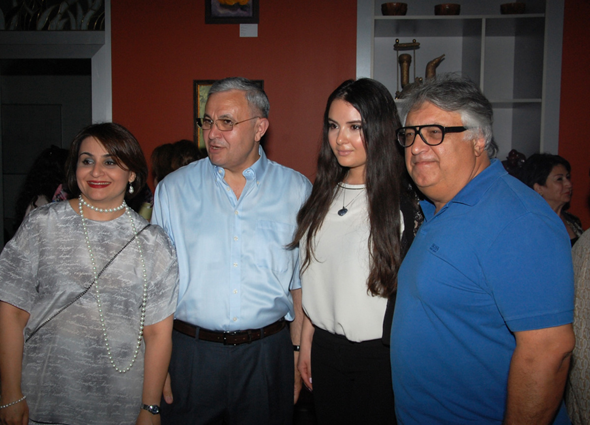 В Баку открылась выставка Марьям Гасановой "Хары бюльбюль – цветок мира и любви" (ФОТО)