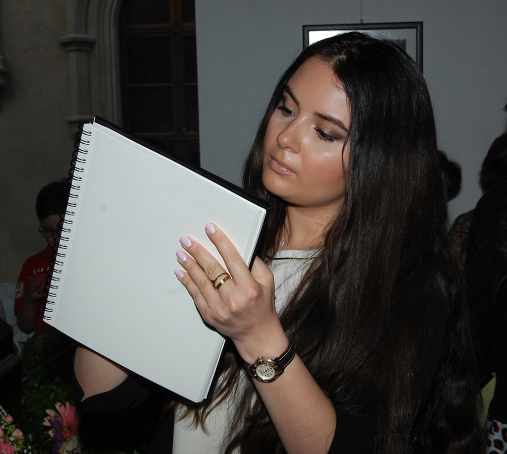 В Баку открылась выставка Марьям Гасановой "Хары бюльбюль – цветок мира и любви" (ФОТО)