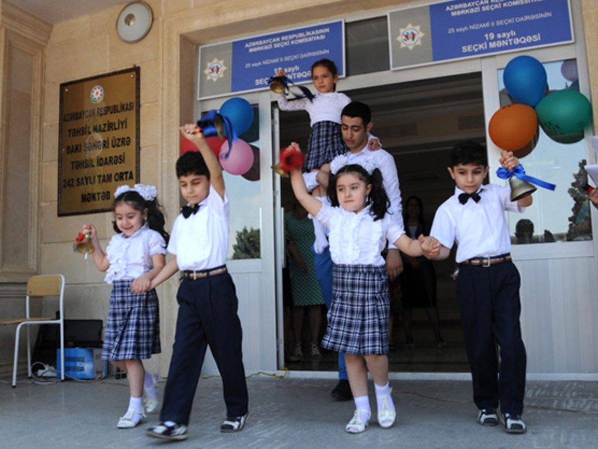 В средних школах Азербайджана прозвенит "Последний звонок"