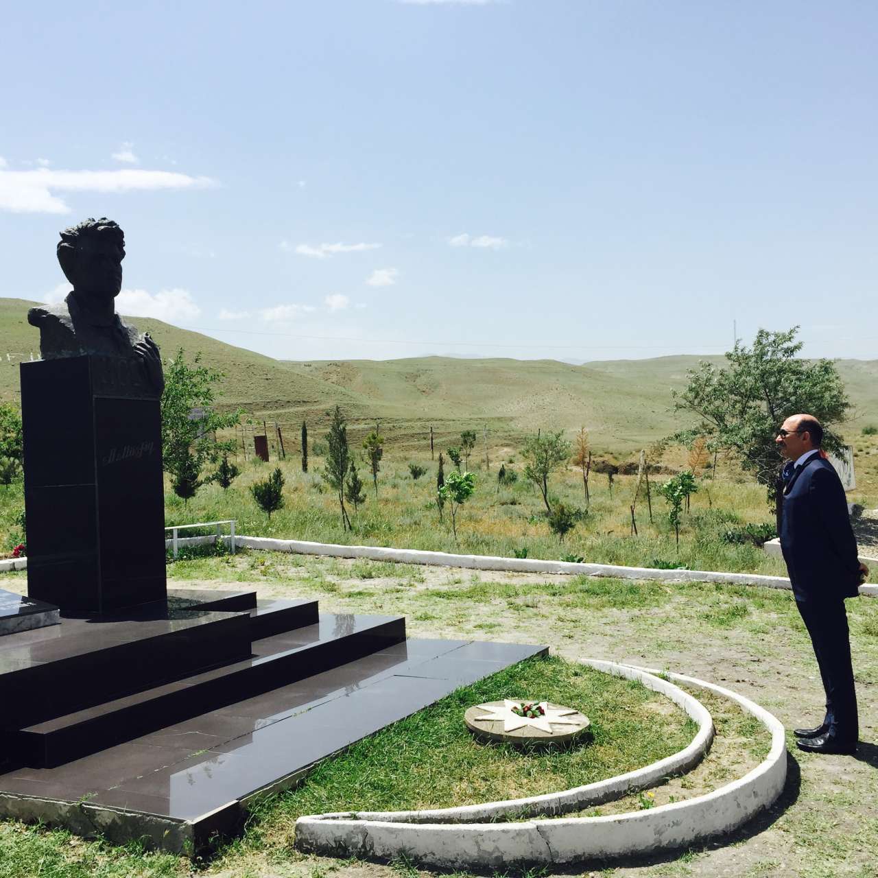 В Хызы открылась выставка Кямала Ахмеда "Краски родного края" (ФОТО)