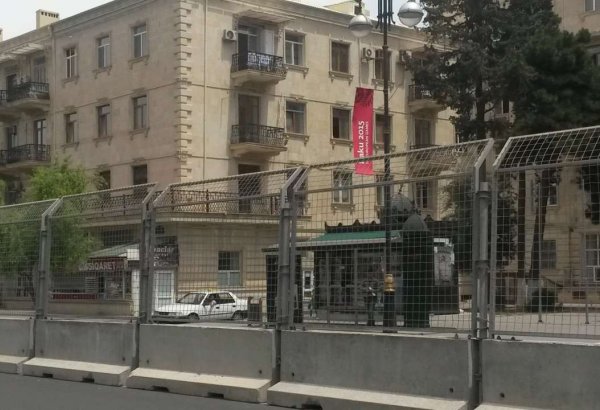 На дорогах Баку устанавливаются бетонные ограждения (ФОТО)