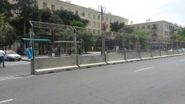 На дорогах Баку устанавливаются бетонные ограждения (ФОТО)