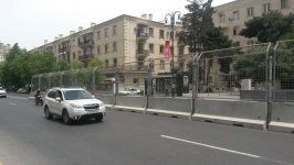 На дорогах Баку устанавливаются бетонные ограждения (ФОТО)