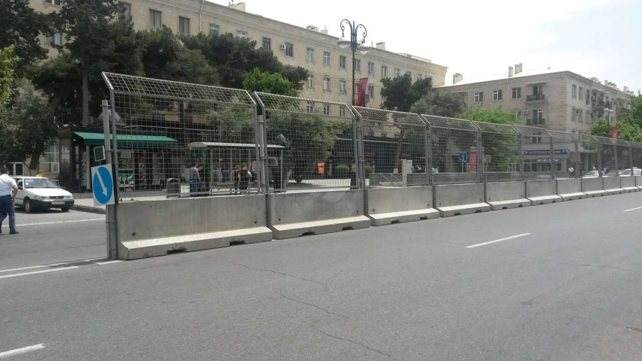 На дорогах Баку устанавливаются бетонные ограждения (ФОТО)