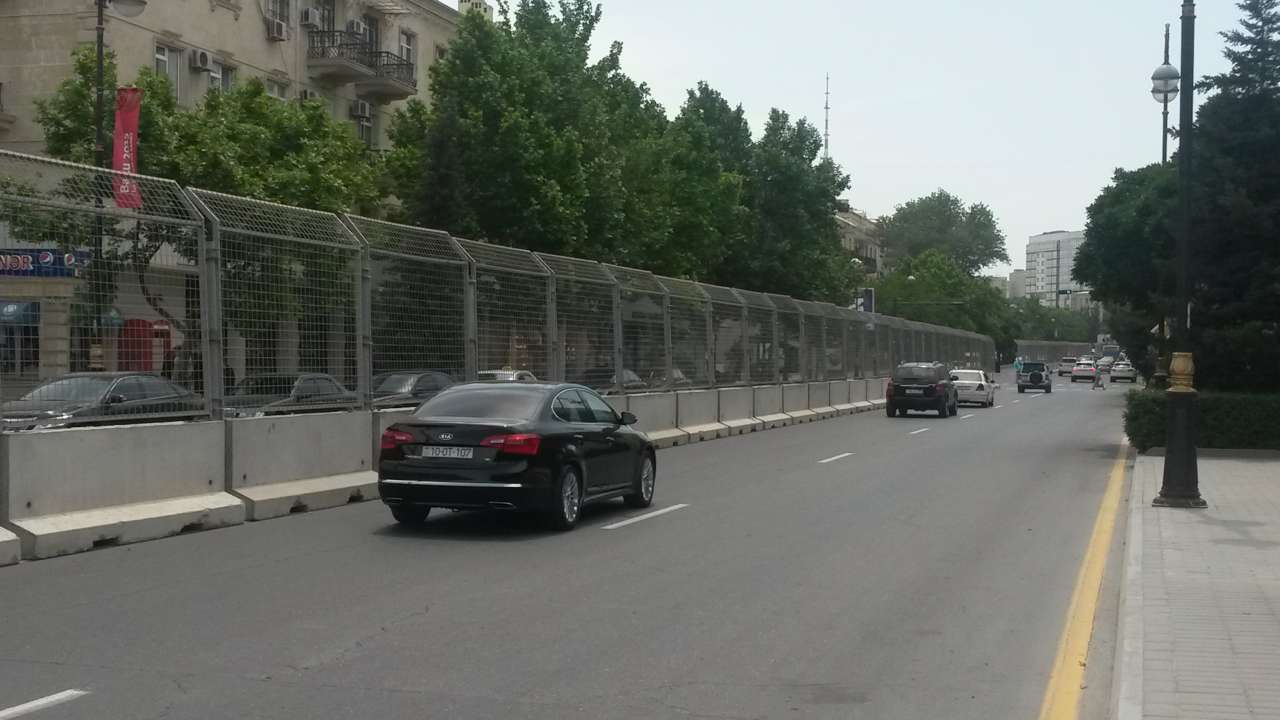 На дорогах Баку устанавливаются бетонные ограждения (ФОТО)