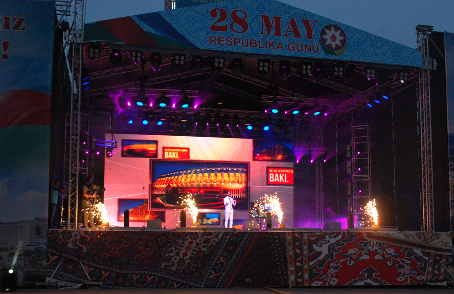 В Баку состоялись праздничный концерт и фейерверк в связи с Днем Республики (ФОТО)
