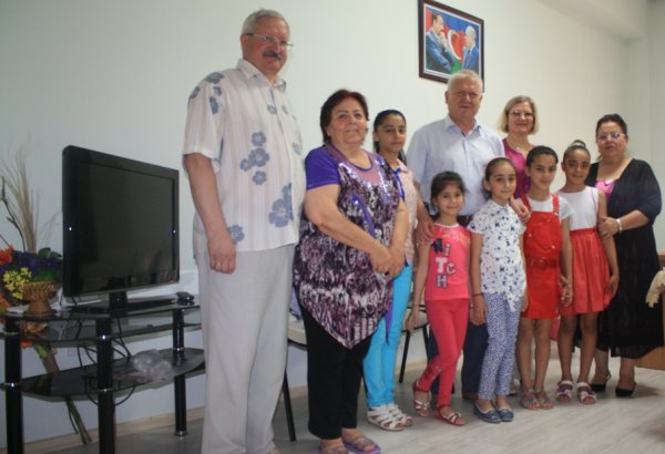 Сотрудники Российского центра навестили в Баку воспитанников детского дома (ФОТО)