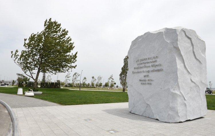 Президент Ильхам Алиев и его супруга приняли участие в открытии бульвара "Белого города" в Баку