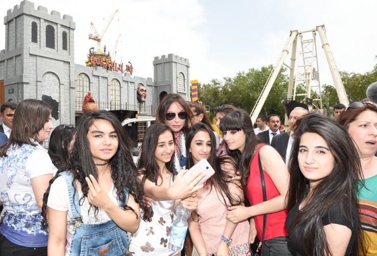 Президент Ильхам Алиев и его супруга приняли участие в открытии бульвара "Белого города" в Баку