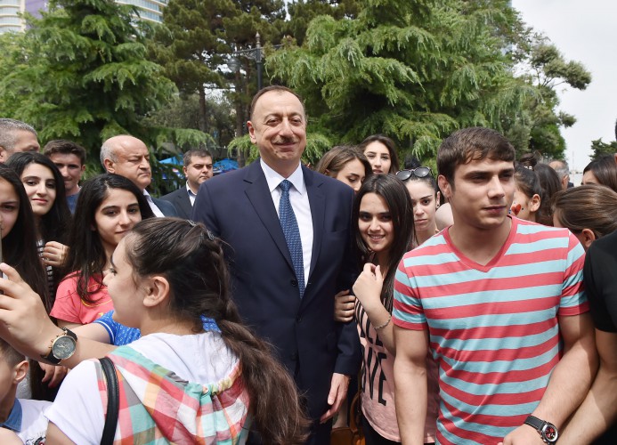 Президент Ильхам Алиев и его супруга приняли участие в открытии бульвара "Белого города" в Баку