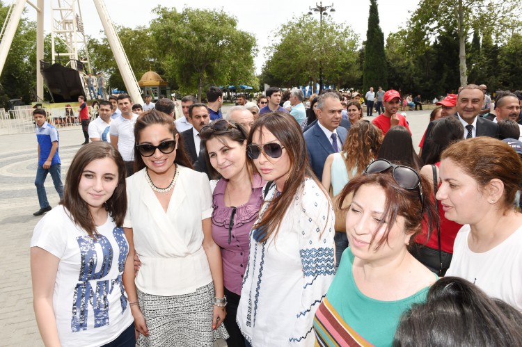 Президент Ильхам Алиев и его супруга приняли участие в открытии бульвара "Белого города" в Баку