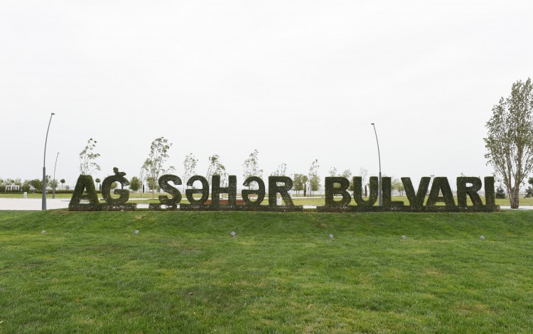 Президент Ильхам Алиев и его супруга приняли участие в открытии бульвара "Белого города" в Баку