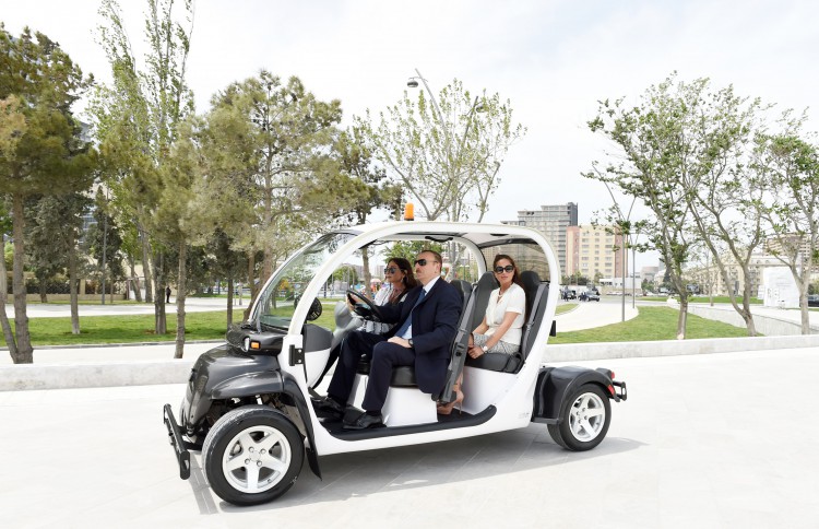 Президент Ильхам Алиев и его супруга приняли участие в открытии бульвара "Белого города" в Баку