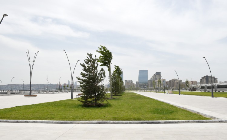 Президент Ильхам Алиев и его супруга приняли участие в открытии бульвара "Белого города" в Баку