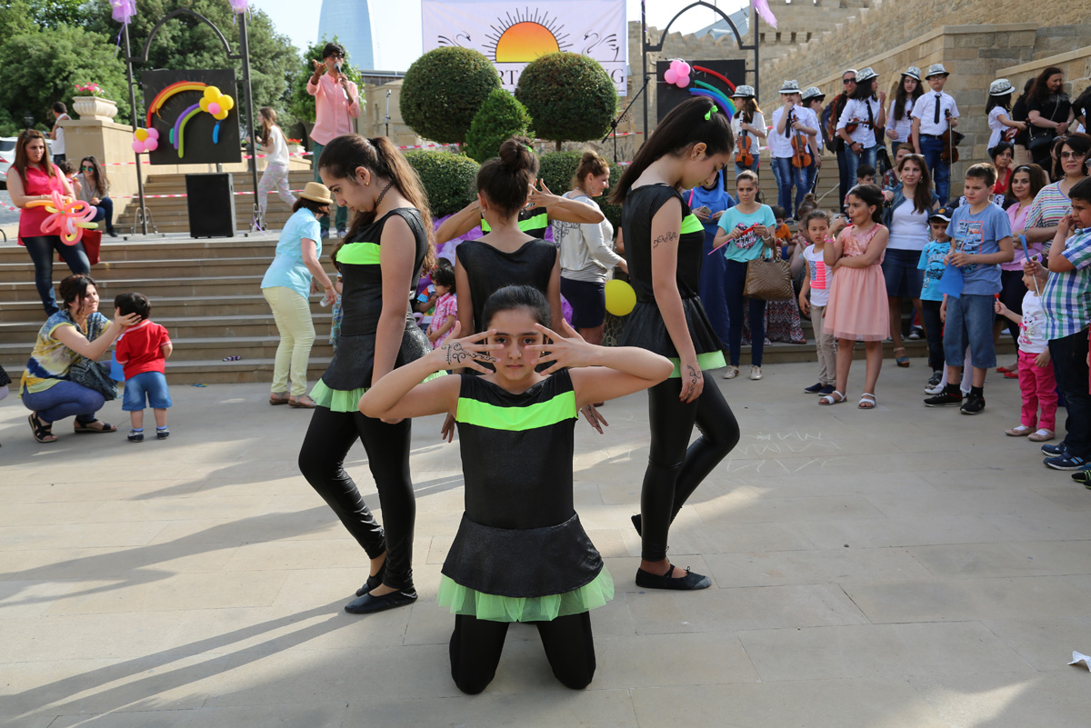 Море улыбок и безграничная радость  - праздник в Баку, посвященный Евроиграм (ФОТО)