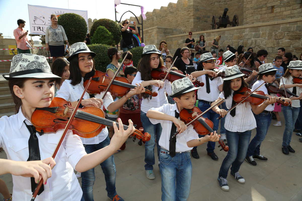 Море улыбок и безграничная радость  - праздник в Баку, посвященный Евроиграм (ФОТО)