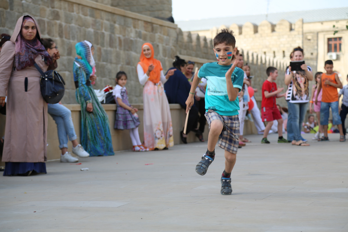 Море улыбок и безграничная радость  - праздник в Баку, посвященный Евроиграм (ФОТО)