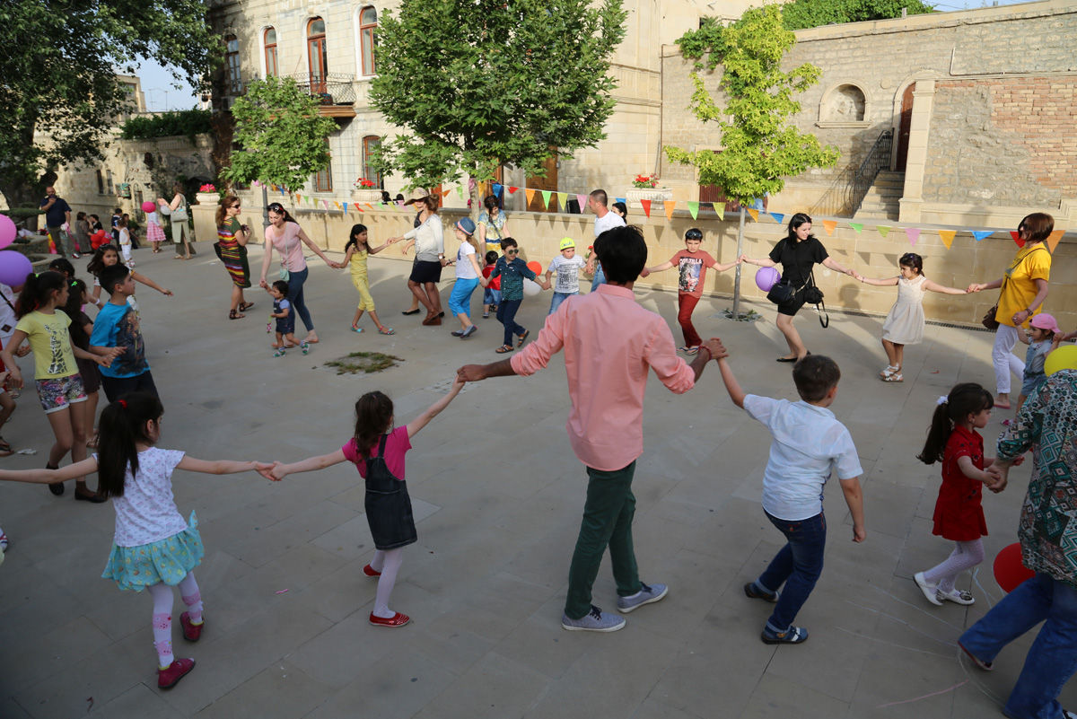 Море улыбок и безграничная радость  - праздник в Баку, посвященный Евроиграм (ФОТО)