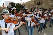 Море улыбок и безграничная радость  - праздник в Баку, посвященный Евроиграм (ФОТО)