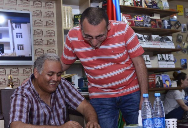 "И т.д. И т.д. И т.д." – новая книга Интигам Солтана (ФОТО)